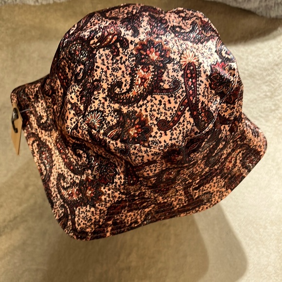 Steve Madden Women’s Paisley/Solid Reversible Bucket Hat “NWT” - Picture 2 of 7